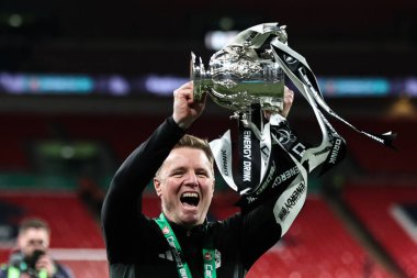 Newcastle United takımının teknik direktörü Eddie Howe, 16 Mart 2025 'te Wembley Stadyumu' nda Liverpool ile Newcastle United arasındaki Carabao Kupası final maçını kazanmasını kutluyor.