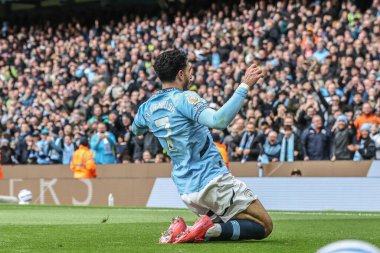 Manchester City 'den Omar Marmoush, 15 Mart 2025 tarihinde Etihad Stadyumu' nda oynanan Premier League maçında Manchester City - Brighton ve Hove Albion maçında 2-1 kazanma golünü kutluyor.