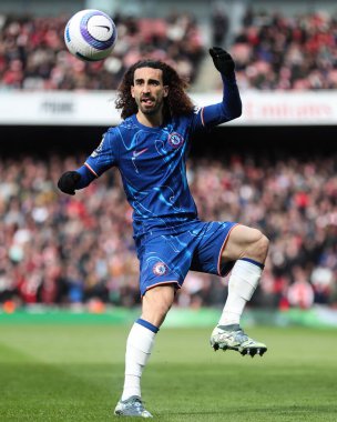 Chelsea 'li Marc Cucurella, 16 Mart 2025' te Emirates Stadyumu 'nda oynanan Premier League karşılaşmasında topu kontrol ediyor.