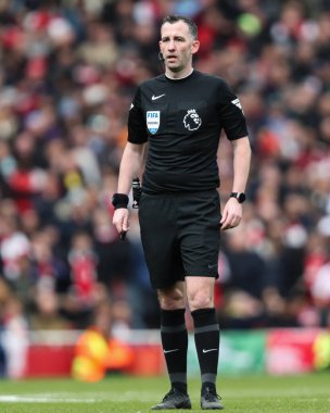 Hakem Chris Kavanagh Premier Lig maçı sırasında Arsenal Chelsea 'ye karşı Emirates Stadyumu, Londra, İngiltere, 16 Mart 2025