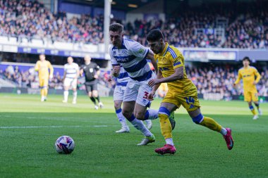 Leeds United takımından Malikane Solomon 15 Mart 2025 'te Londra' daki Kiyan Prince Vakfı Stadyumu 'nda Queens Park Rangers - Leeds United maçında topu ileri sürüyor.