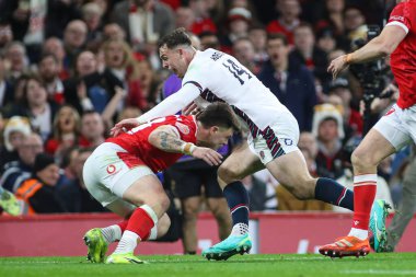 İngiltere 'den Tom Roebuck, İngiltere Prenslik Stadyumu' nda Galler - Galler maçı sırasında Galler 'den Joe Roberts ile karşılaştı.