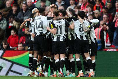 Newcastle United takımından Dan Burn, 16 Mart 2025 'te Wembley Stadyumu' nda oynanan Carabao Kupası final maçında 0-1 'lik galibiyetini kutluyor.