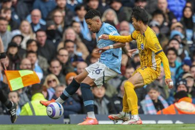 Manchester City 'den Savinho ve Brighton & Hove Albion' dan Kaoru Mitoma Premier Lig karşılaşması sırasında Manchester City 'nin Brighton ve Hove Albion' a karşı oynadığı Etihad Stadyumu 'nda 15 Mart 2025