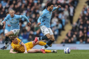 Manchester City 'den Omar Marmoush, 15 Mart 2025' te Etihad Stadyumu 'nda Manchester City ve Hove Albion' a karşı oynanan Premier League maçında topu aldı.