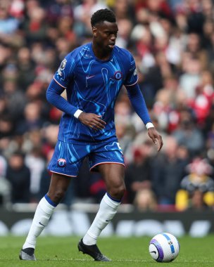 Chelsea 'den Benot Badiashile, 16 Mart 2025' te Birleşik Krallık 'taki Emirates Stadyumu' nda oynanan Premier League maçında Chelsea 'ye karşı Arsenal maçında görev başında.
