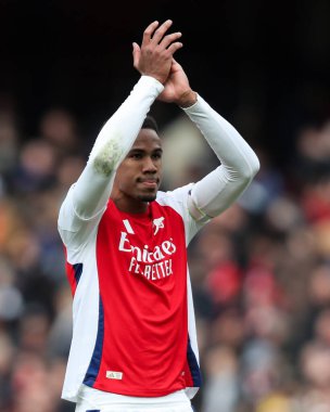 Arsenal 'den Gabriel, 16 Mart 2025' te Birleşik Krallık 'taki Emirates Stadyumu' nda oynanan Premier League maçı sonrasında taraftarları alkışlıyor.