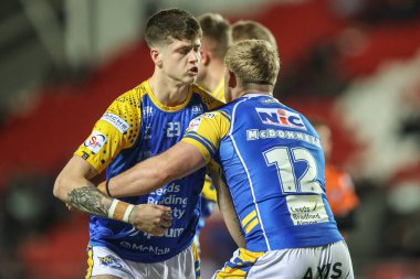 Leeds Rhinos takımından Riley Lumb, Betfred Challenge Kupası 'nın 14 Mart 2025' te St Helens - Leeds Rhinos maçında ısınma turunda Wicked Stadyumu, St Helens, İngiltere