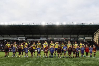 Warrington Wolves oyuncuları 15 Mart 2025 'te İngiltere' nin Widnes şehrinde oynanan Betfred Challenge Cup maçında Widnes Vikings vs Warrington Wolves maçında sıraya girdiler.
