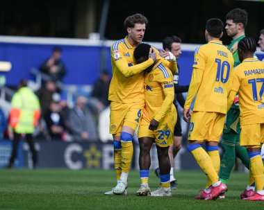 Leeds United 'dan Joe Rodon ve Leeds United' dan Wilfried Gnonto, 15 Mart 2025 'te İngiltere' deki Kiyan Prince Vakfı Stadyumu 'nda Queens Park Rangers - Leeds United maçından sonra oynadılar.