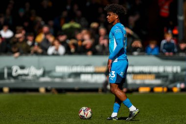 Peterborough United takımından James Dornelly, 15 Mart 2025 'te Cledara Abbey Stadyumu' nda oynanan Cambridge United ve Peterborough United maçında topla koşuyor.