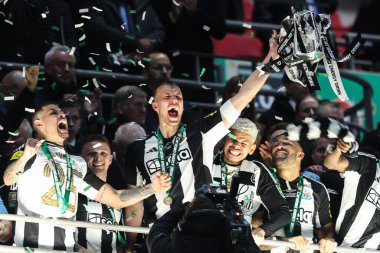 Newcastle United 'dan Dan Burn, Carabao Kupası' nı 16 Mart 2025 'te Wembley Stadyumu' nda Liverpool-Newcastle United karşılaşmasını kazandıktan sonra kaldırdı.