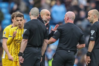 Manchester City 'nin Pep Guardiola teknik direktörü, Premier League maçından sonra hakem Simon Hooper ile Etihad Stadyumu' nda Manchester City - Brighton ve Hove Albion maçında hararetli bir tartışma yaptı.