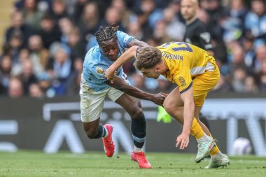 Brighton & Hove Albion 'dan Jack Hinshelwood ve Manchester City' den Jrmy Doku Premier League maçı sırasında Manchester City 'nin Brighton ve Hove Albion' a karşı 15 Mart 2025 'te Etihad Stadyumu' nda top mücadelesi verdiler.
