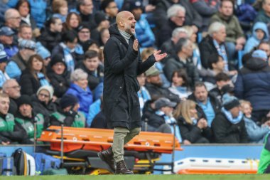 Manchester City 'nin Pep Guardiola teknik direktörü, 15 Mart 2025 tarihinde Etihad Stadyumu' nda Manchester City, Brighton ve Hove Albion maçında oyuncularını alkışlıyor.