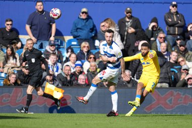 Leeds United takımından Jayden Bogle, 15 Mart 2025 'te Londra' daki Kiyan Prince Foundation Stadyumu 'nda Queens Park Rangers - Leeds United maçında topu geçiyor.