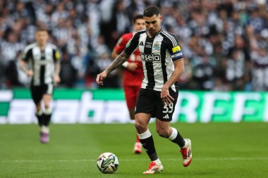 Newcastle United takımından Bruno Guimares, 16 Mart 2025 'te Londra, Wembley Stadyumu' nda oynanan Liverpool-Newcastle United Carabao Kupası final maçında topu ileri taşıyor.