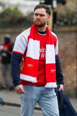 Taraftarlar 16 Mart 2025 'te Emirates Stadyumu' nda oynanan Premier League karşılaşması öncesinde Emirates Stadyumu 'na geldiler.