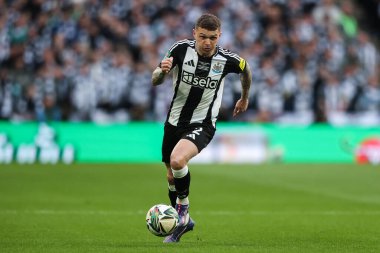 Newcastle United takımından Kieran Trippier, 16 Mart 2025 'te Wembley Stadyumu' nda oynanan Carabao Kupası final maçı sırasında topu bırakıyor.