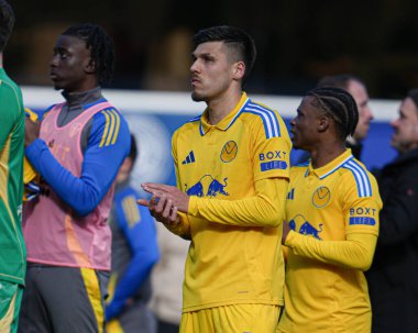 Leeds United takımından Jol Piroe, 15 Mart 2025 'te Londra' daki Kiyan Prince Foundation Stadyumu 'nda Queens Park Rangers - Leeds United maçının ardından taraftarları alkışladı.