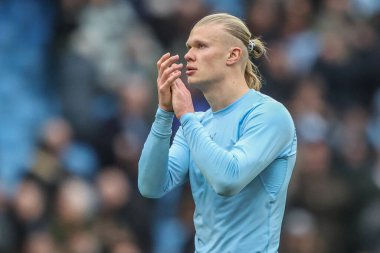 Manchester City 'den Erling Haaland, 15 Mart 2025 tarihinde Etihad Stadyumu' nda oynanan Premier League maçı sonrasında taraftarları alkışlıyor.