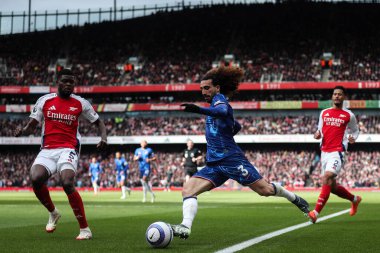 Chelsea 'li Marc Cucurella, 16 Mart 2025' te Emirates Stadyumu 'nda oynanan Premier League karşılaşmasında topu geçiyor.