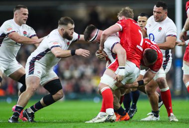 İngiltere 'den Tom Curry, İngiltere Prenslik Stadyumu' nda oynanan 2025 Guinness maçı sırasında Galler 'den Jack Morgan tarafından yenildi.