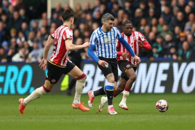 Sheffield Wednesday 'den Callum Paterson, Sheffield United' a karşı 16 Mart 2025 'te Hillsborough, İngiltere' de oynanan Çarşamba günkü Gökyüzü İddia Şampiyonası maçında topla saldırıyor.