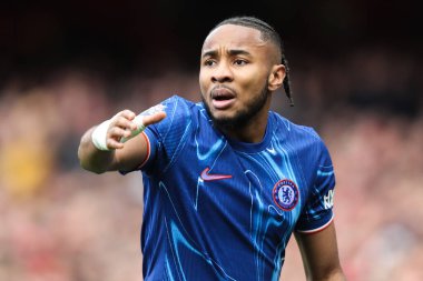 Chelsea 'den Christopher Nkunku, 16 Mart 2025' te Birleşik Krallık 'taki Emirates Stadyumu' nda oynanan Premier League maçında takım arkadaşlarına talimat veriyor.