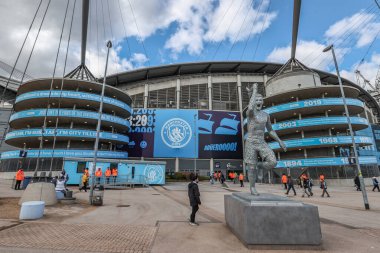 Premier Lig maçında Aguero Heykeli Manchester City, Etihad Stadyumu 'nda Brighton ve Hove Albion' a karşı, 15 Mart 2025