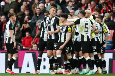 Newcastle United takımından Dan Burn, 16 Mart 2025 'te Wembley Stadyumu' nda oynanan Carabao Kupası final maçında 0-1 'lik galibiyetini kutluyor.