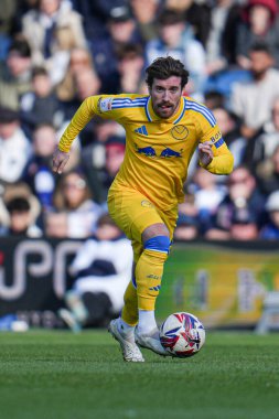 Leeds United takımından Joe Rothwell 15 Mart 2025 'te Londra' daki Kiyan Prince Vakfı Stadyumu 'nda Queens Park Rangers - Leeds United maçında top sürüyor.