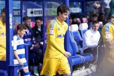 Leeds United takımından Brenden Aaronson 15 Mart 2025 'te Londra' daki Kiyan Prince Vakfı Stadyumu 'nda Queens Park Rangers vs Leeds United maçından önce
