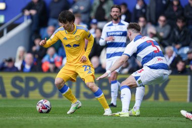 Leeds United takımından Ao Tanaka, Queens Park Rangers - Leeds United maçında Queens Park Rangers - Kiyan Prince Foundation Stadyumu, Londra, İngiltere 'de 15 Mart 2025' te oynanan maçta Queens Park Rangers - Leeds maçında Queens Park Rangers Rangers 'ın Jimmy Dunne' dan aldığı topa baskı uygulanıyor.