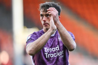 Blackpool 'dan Harry Tyrer, 15 Mart 2025' te Bloomfield Road, Blackpool 'da oynanan Blackpool-Leyton Orient maçının sonunda taraftarları alkışlıyor.