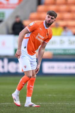 Blackpool takımından Tom Bloxham 15 Mart 2025 'te Bloomfield Road, Blackpool' da oynanan Blackpool-Leyton maçı sırasında