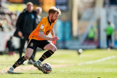 Cambridge United takımından James Brophy, 15 Mart 2025 'te Cledara Abbey Stadyumu' nda oynanan Cambridge United-Peterborough United maçında topla birlikte koşuyor.