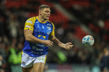 Leeds Rhinos takımının Ryan Hall 'u Betfred Challenge Cup maçında ısınma turunda St Helens - Leeds Rhinos maçı sırasında St Helens Stadyumu, St Helens, İngiltere, 14 Mart 2025