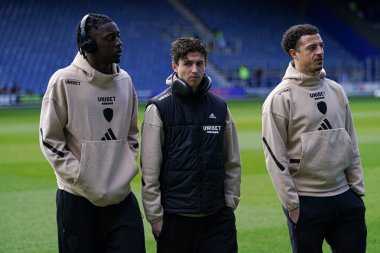 Leeds 'li oyuncular 15 Mart 2025' te Londra 'daki Kiyan Prince Vakfı Stadyumu' nda Queens Park Rangers - Leeds United maçının öncesinde sahada.