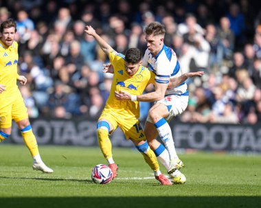 Leeds United 'dan Manor Solomon ve Queens Park Rangers' dan Jimmy Dunne, 15 Mart 2025 'te Londra' daki Kiyan Prince Foundation Stadyumu 'nda Queens Park Rangers - Leeds United maçında top için mücadele ediyorlar.