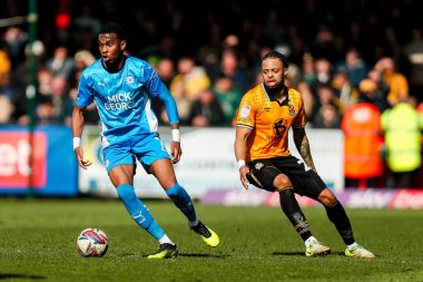 Peterborough United 'dan Malik Mothersille, Cambridge, Cambridge, Birleşik Krallık' taki Cambridge Abbey Stadyumu 'nda oynanan Sky Bet 1 karşılaşmasında Cambridge United' dan Jordan Cousins tarafından baskı altına alındı.