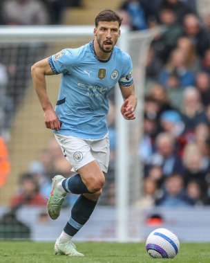Manchester City 'den Rben Dias, 15 Mart 2025 tarihinde Etihad Stadyumu' nda Manchester City ve Hove Albion 'a karşı oynanan Premier Lig karşılaşmasında topu aldı.