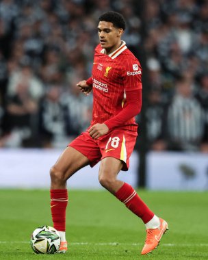 Liverpool 'dan Jarell Quansah, 16 Mart 2025' te Londra, Wembley Stadyumu 'nda oynanan Liverpool-Newcastle United Carabao Kupası final maçı sırasında hareket halindeydi.