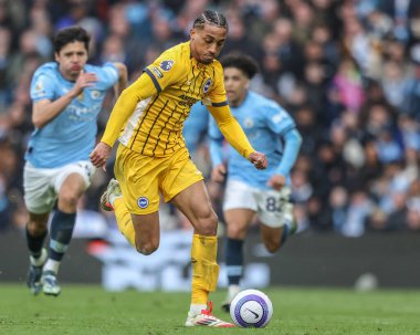 Brighton & Hove Albion takımından Joo Pedro, 15 Mart 2025 'te Etihad Stadyumu' nda Premier League maçında Manchester City ile Brighton ve Hove Albion maçında topa vuruyor.