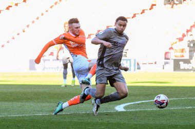 Blackpool 'dan Sonny Carey, 15 Mart 2025' te Bloomfield Road, Blackpool 'da oynanan Blackpool - Leyton Orient maçında kalede şut çekiyor.