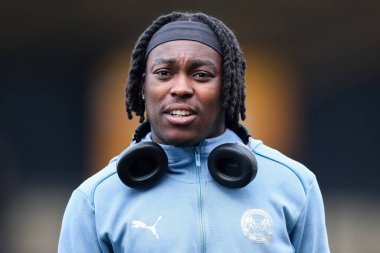 Peterborough United takımından Abraham Odoh, 15 Mart 2025 'te Cledara Abbey Stadyumu' nda oynanan Cambridge United-Peterborough maçı öncesinde Cledara Abbey Stadyumu 'na geldi.
