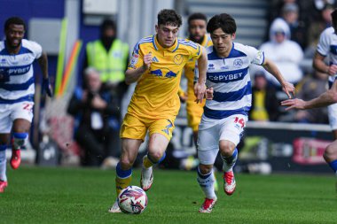 Leeds United takımından Daniel James, Queens Park Rangers - Leeds United maçında Queens Park Rangers - Kiyan Prince Foundation Stadyumu, Londra 'da oynanan maçta Queens Park Rangers - Leeds maçında Queens Park Rangers Rangers' dan Koki Saito 'nun baskısıyla topa doğru ilerliyor.