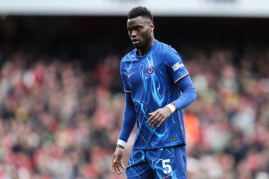 Chelsea 'den Benot Badiashile Premier Lig karşılaşmasında Arsenal Chelsea' ye karşı Emirates Stadyumu, Londra, İngiltere, 16 Mart 2025