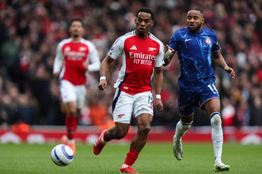 Arsenal 'den Jurrien Timber, 16 Mart 2025' te Emirates Stadyumu 'nda oynanan Premier League maçında topu geçiyor.