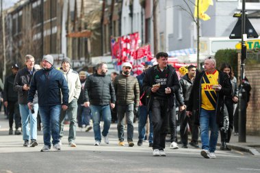 Taraftarlar 16 Mart 2025 'te Emirates Stadyumu' nda oynanan Premier League karşılaşması öncesinde Emirates Stadyumu 'na geldiler.